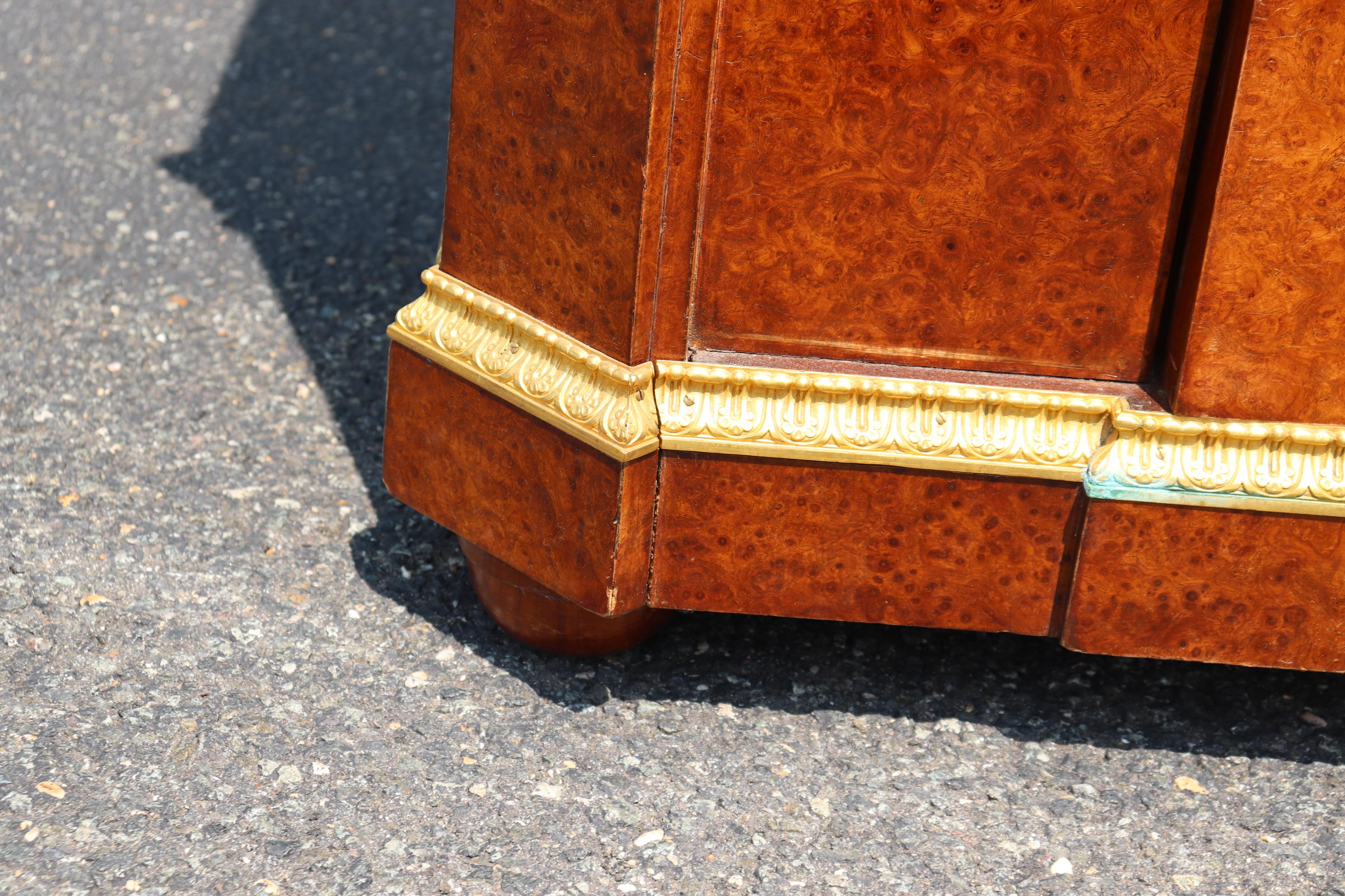 Konverted Maison Krieger zugeschriebener vergoldeter Dor'e-Bronze-Waschtisch mit Marmorplatte im Angebot 6