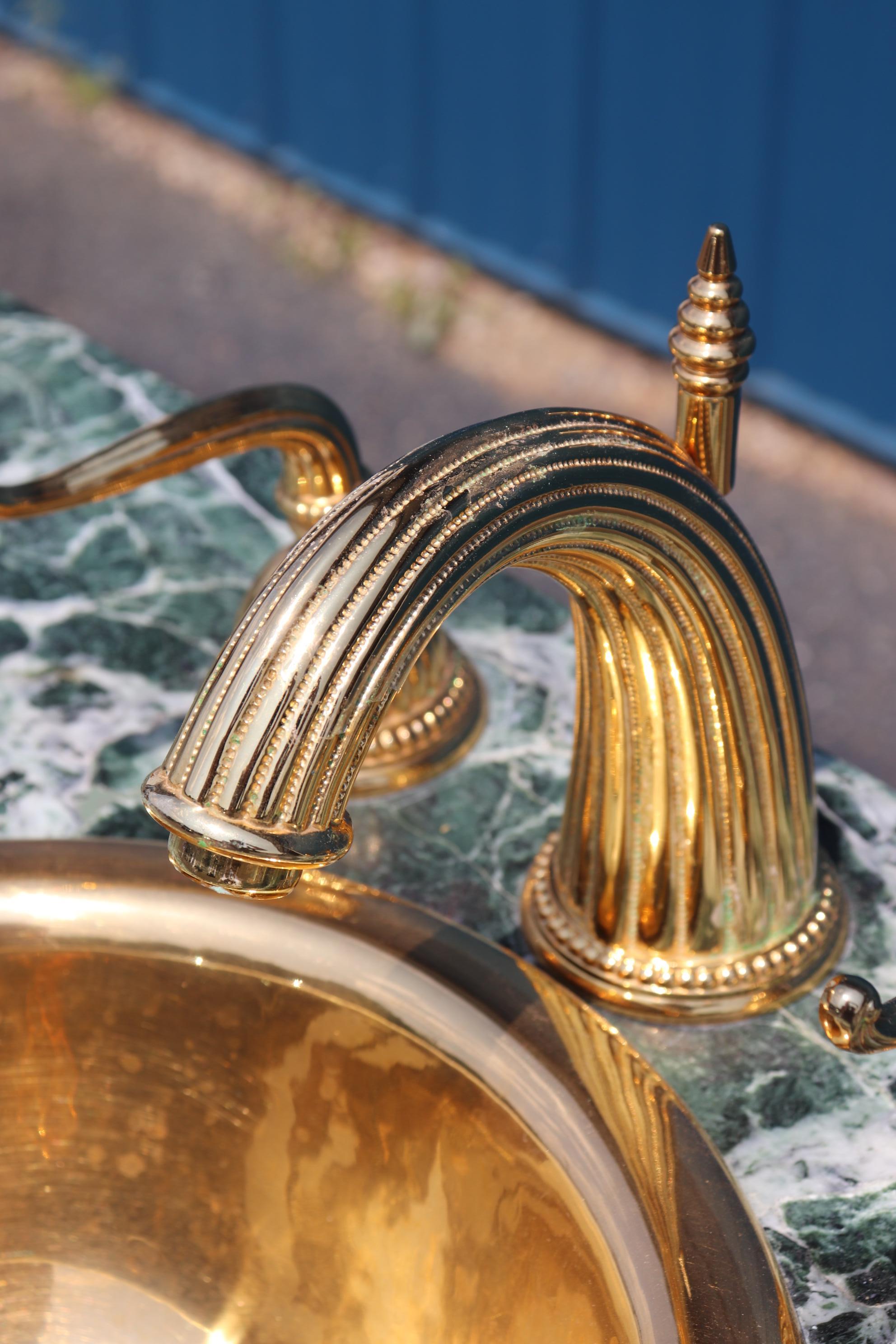 Konverted Maison Krieger zugeschriebener vergoldeter Dor'e-Bronze-Waschtisch mit Marmorplatte im Angebot 10