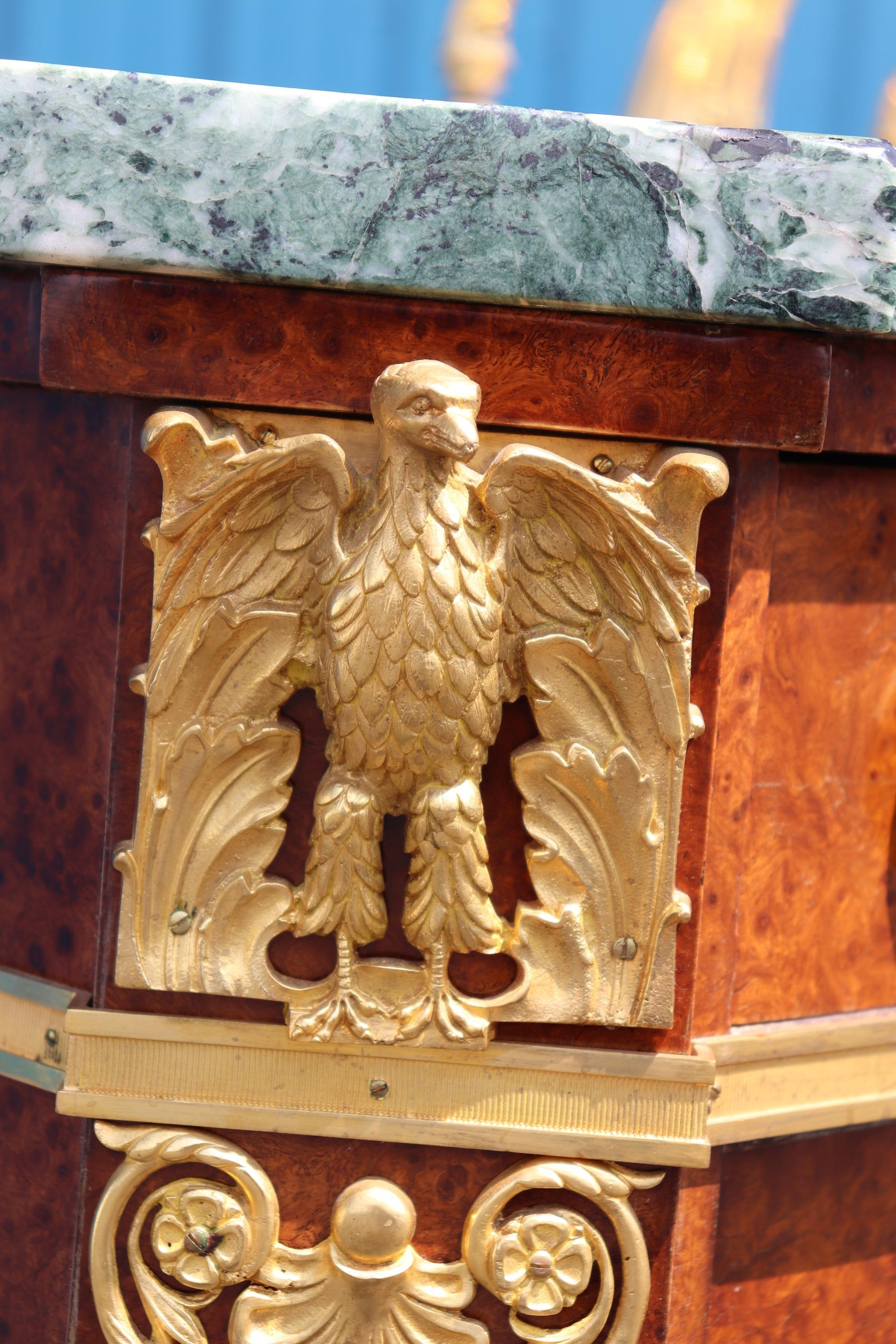 Konverted Maison Krieger zugeschriebener vergoldeter Dor'e-Bronze-Waschtisch mit Marmorplatte (Regency Revival) im Angebot