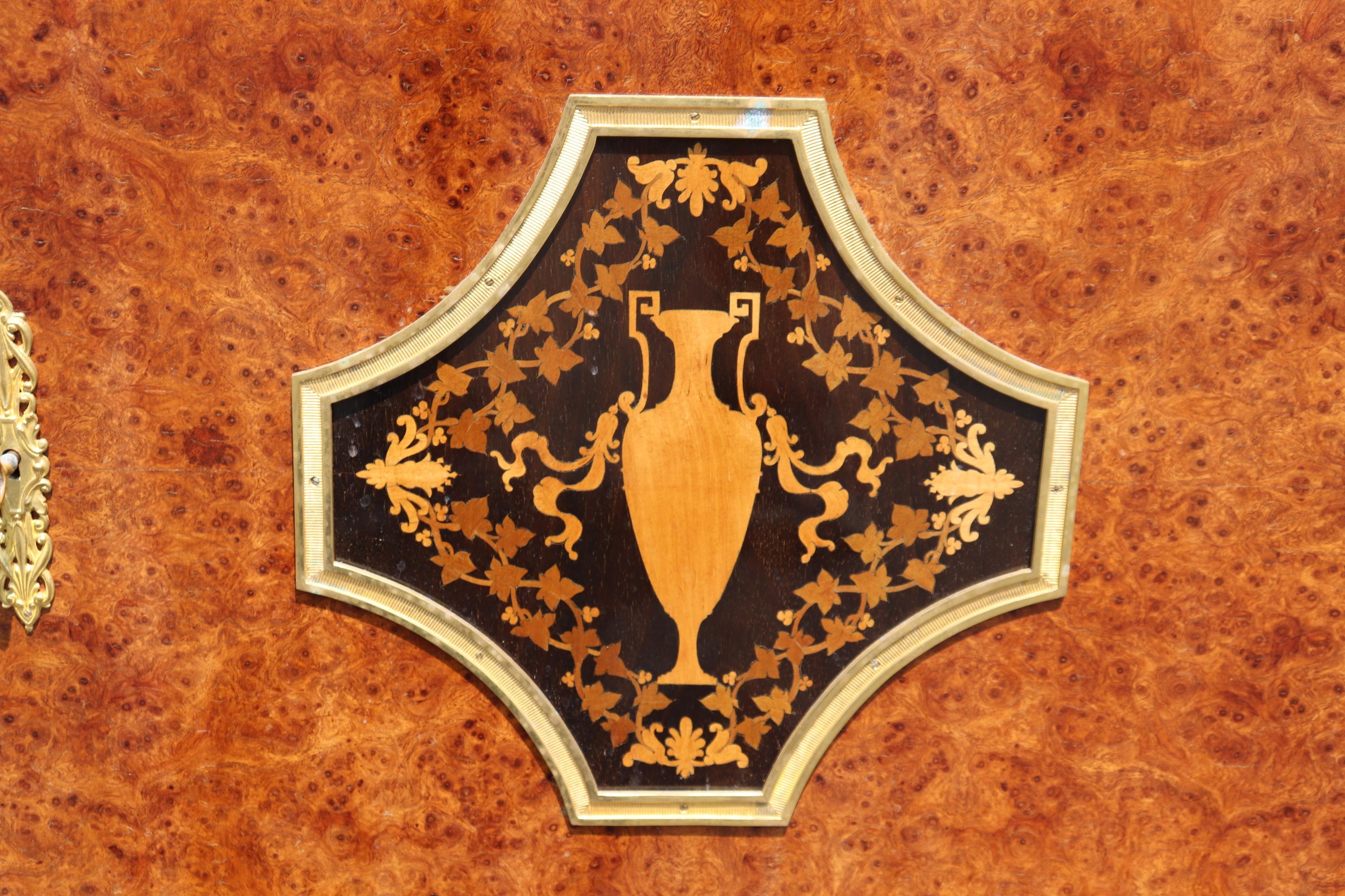 Konverted Maison Krieger zugeschriebener vergoldeter Dor'e-Bronze-Waschtisch mit Marmorplatte im Angebot 1