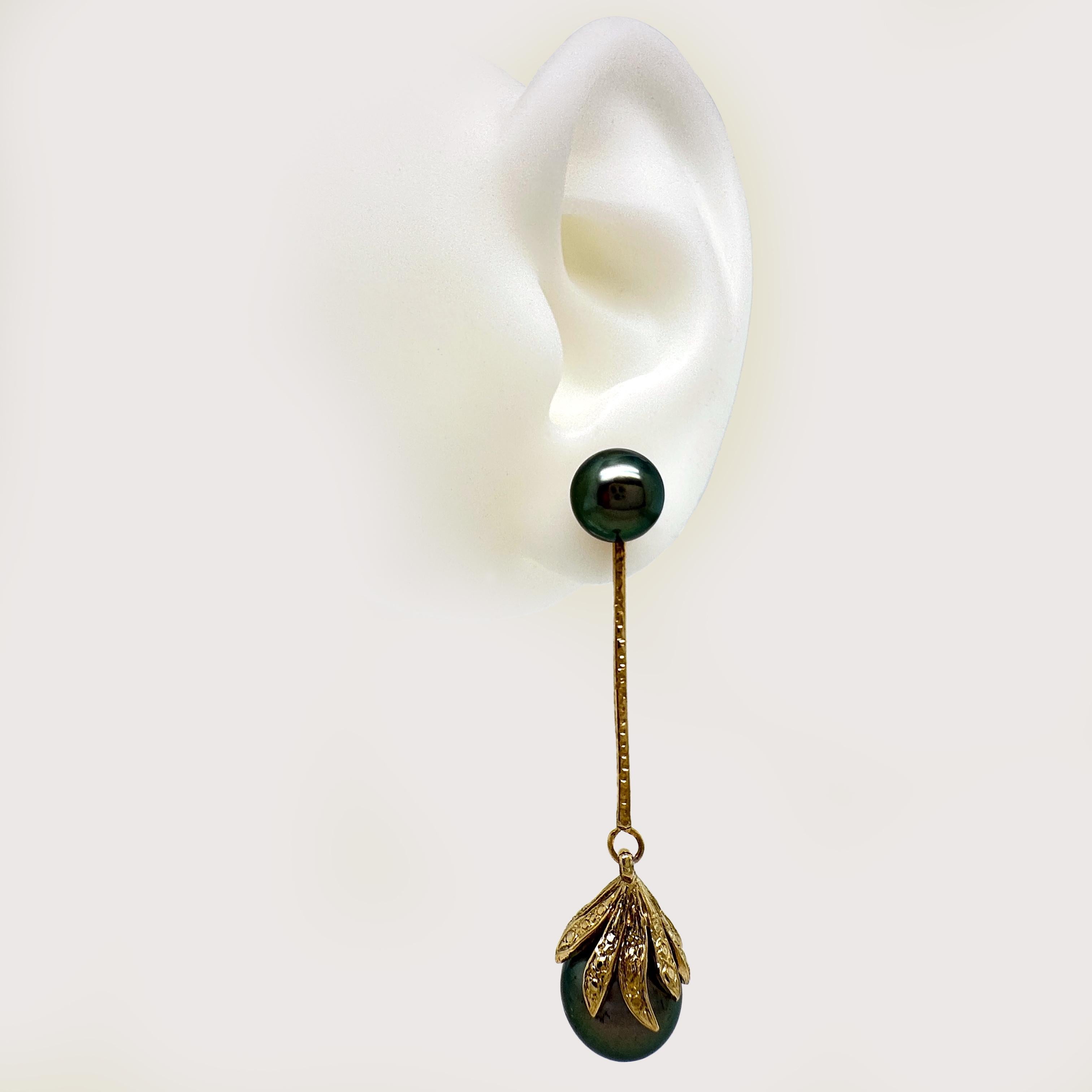 Ces nouvelles boucles d'oreilles polyvalentes et attrayantes sont ornées de perles rondes de Tahiti très brillantes et peuvent être portées de trois manières différentes.

Les perles sont toutes de véritables perles de Tahiti de la plus haute