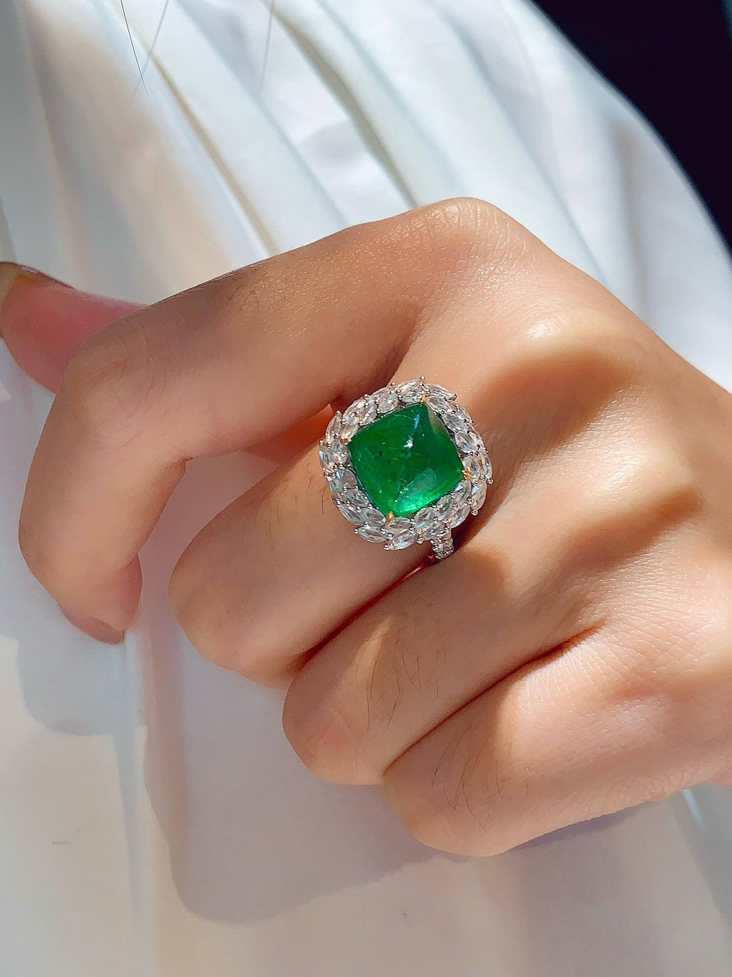 Anello/pendente convertibile in oro 18 carati con diamante smeraldo Pan di Zucchero verde vivo da 6,25 carati

Smeraldo: 6,25ct
Diamanti: 1,12ct
Peso totale: 7,61 grammi

Si tratta di un capolavoro del patrimonio in cui il 