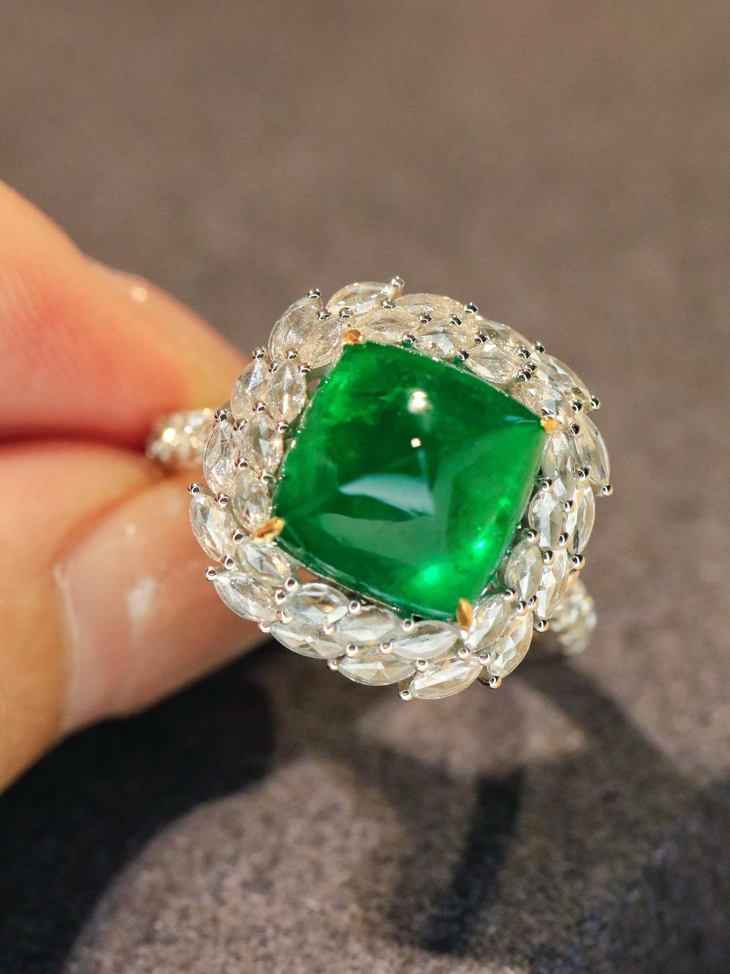 Moderno Anello/pendente convertibile in oro 18 carati con diamante smeraldo Pan di Zucchero verde vivo da 6,25 carati in vendita