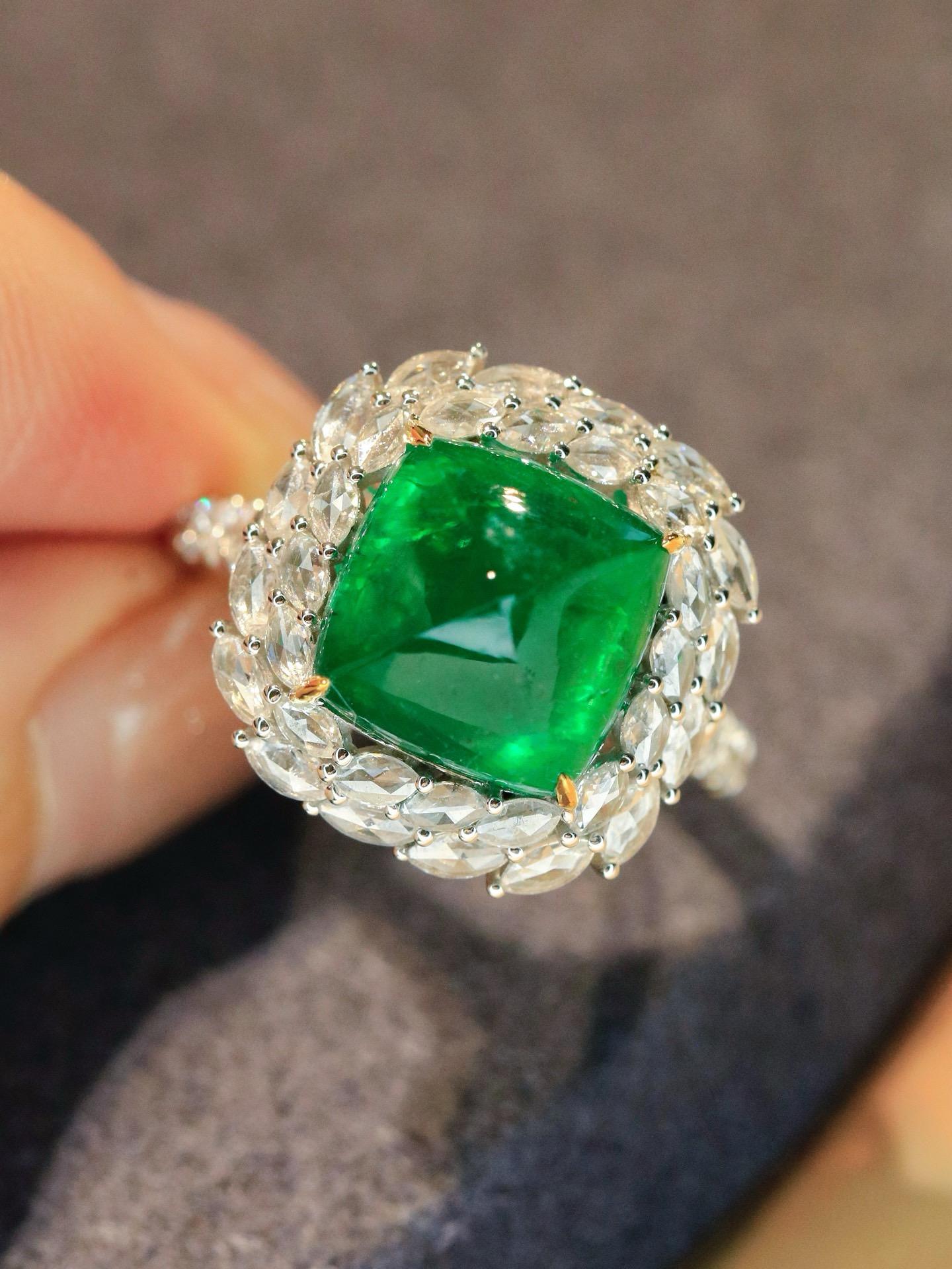 Taglio smeraldo Anello/pendente convertibile in oro 18 carati con diamante smeraldo Pan di Zucchero verde vivo da 6,25 carati in vendita