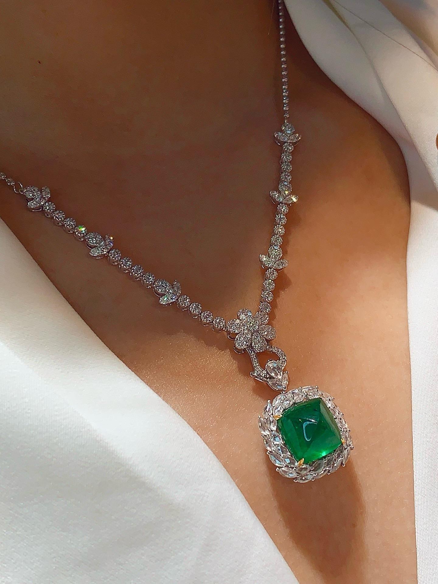 Anello/pendente convertibile in oro 18 carati con diamante smeraldo Pan di Zucchero verde vivo da 6,25 carati In condizioni Nuovo in vendita a Kowloon, HK
