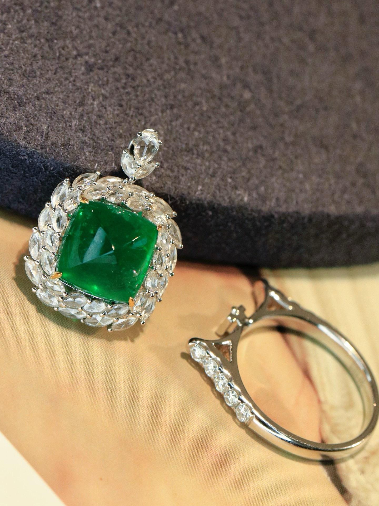 Anello/pendente convertibile in oro 18 carati con diamante smeraldo Pan di Zucchero verde vivo da 6,25 carati in vendita 1