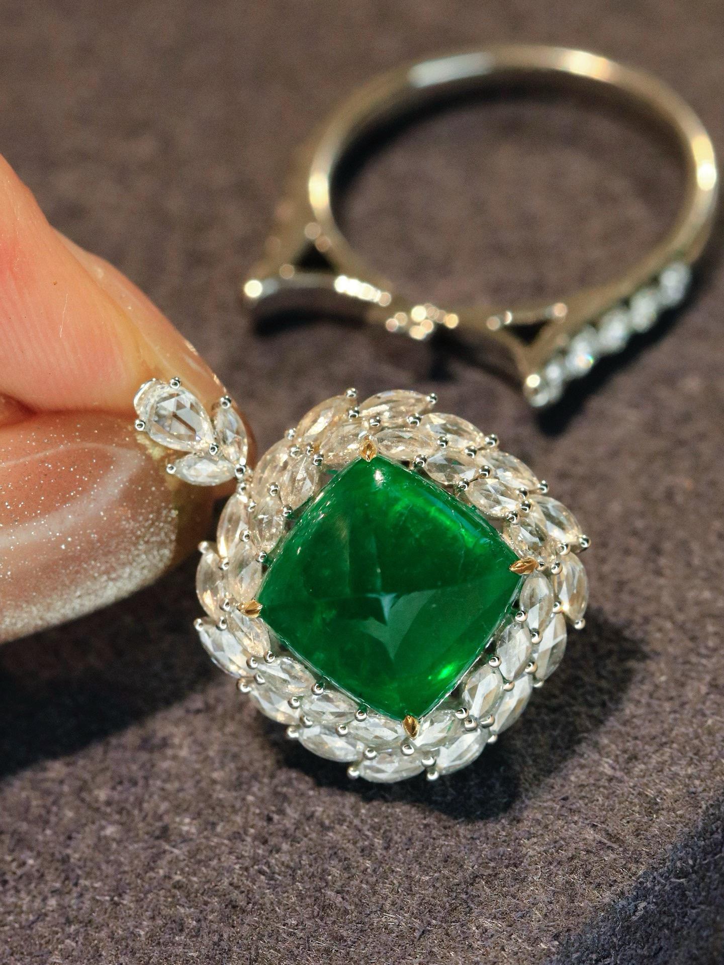 Anello/pendente convertibile in oro 18 carati con diamante smeraldo Pan di Zucchero verde vivo da 6,25 carati in vendita 2