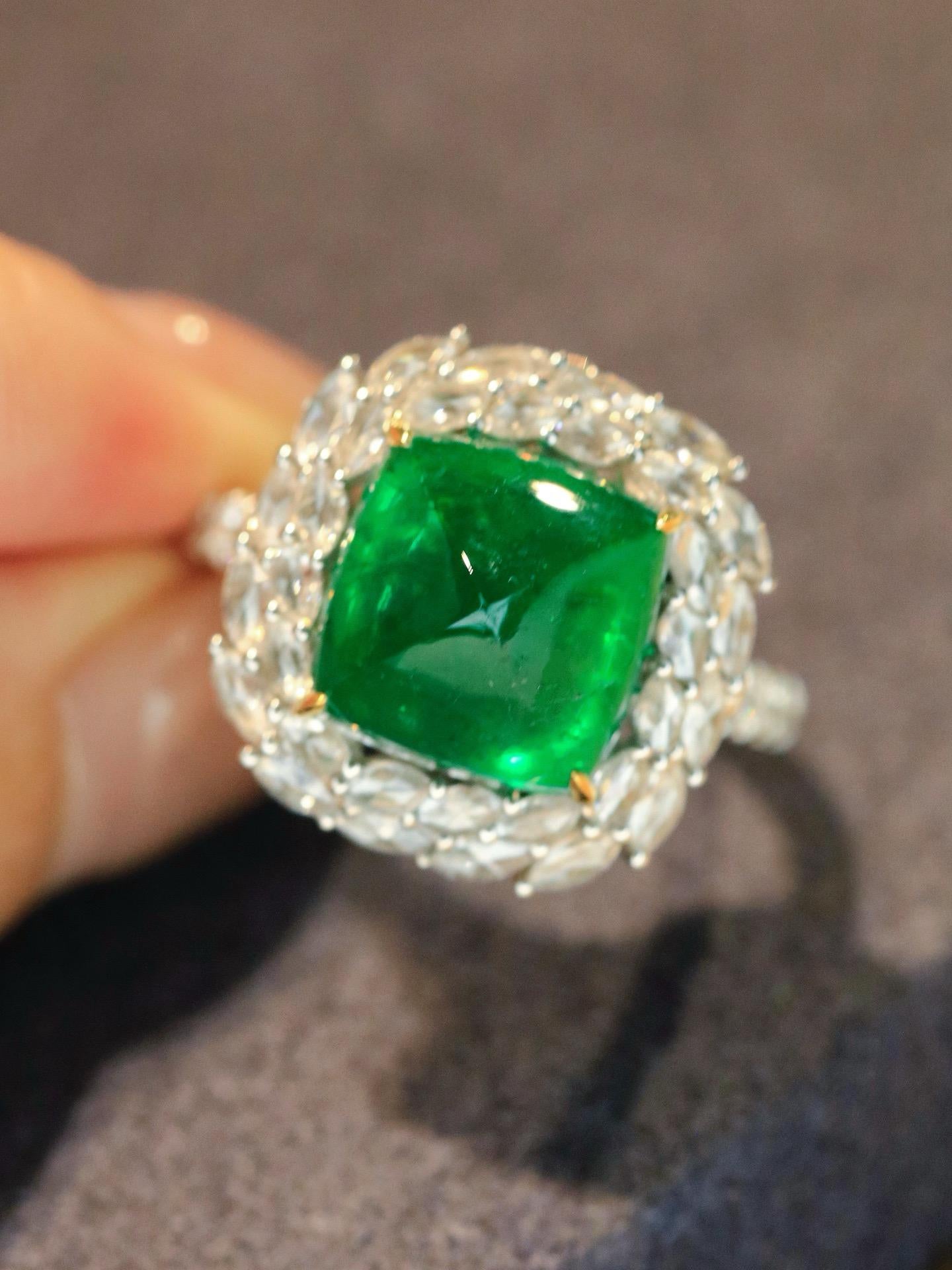 Anello/pendente convertibile in oro 18 carati con diamante smeraldo Pan di Zucchero verde vivo da 6,25 carati in vendita 3