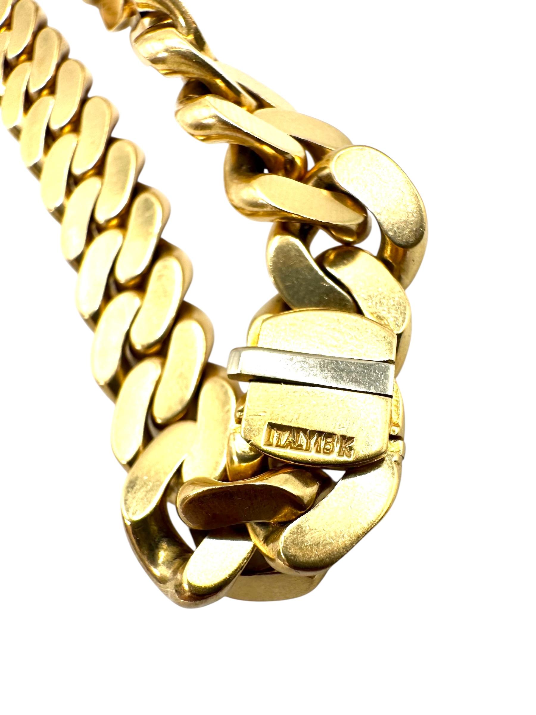 Diese kühne und luxuriöse Halskette ist aus massivem 18-karätigem Gelbgold mit einer klassischen kubanischen Gliederkette gefertigt und verfügt über einen atemberaubenden abnehmbaren Anhänger, der sich in eine Brosche verwandeln lässt. Im