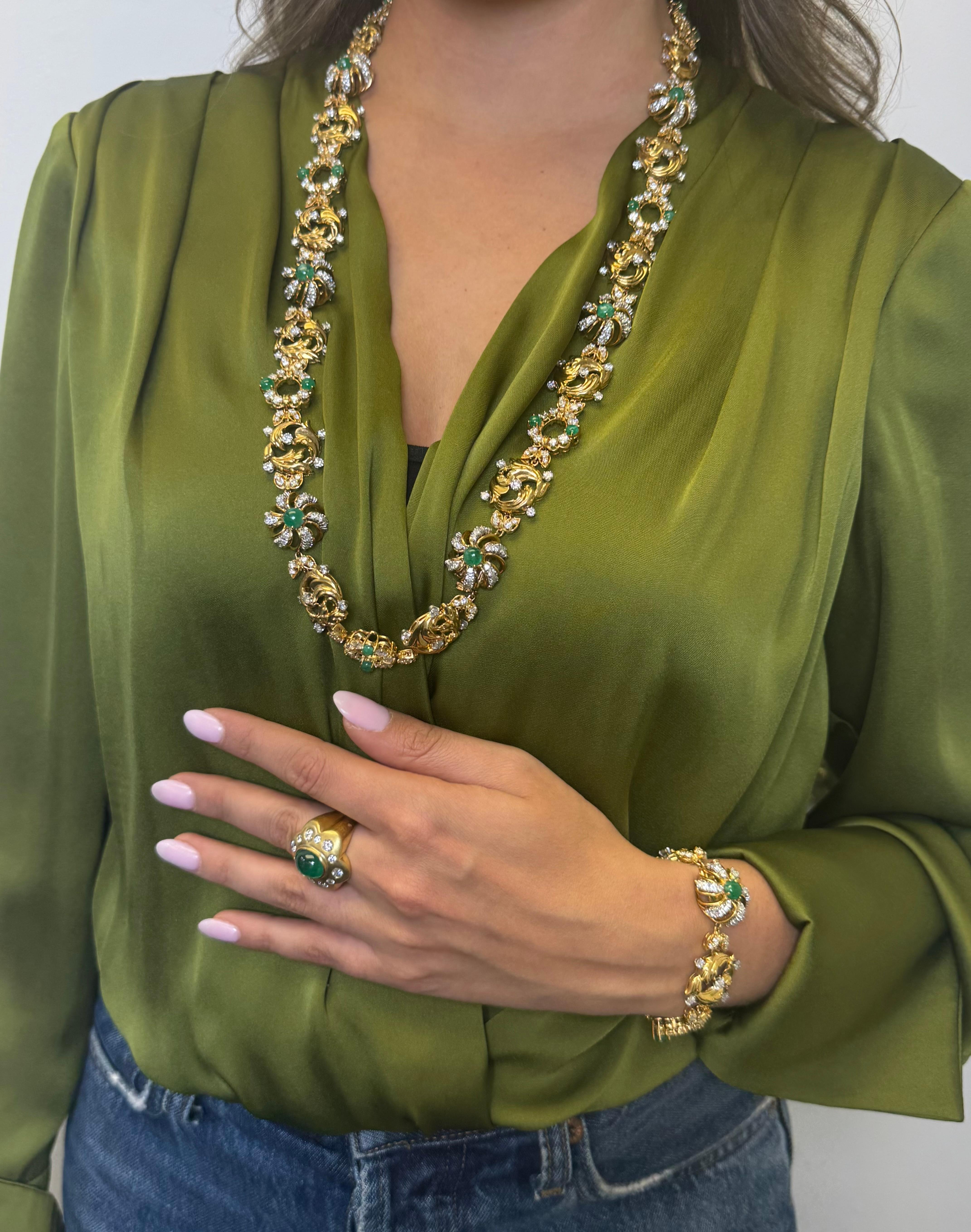 Collier et bracelet en or jaune 18K avec émeraudes et diamants en vente 5