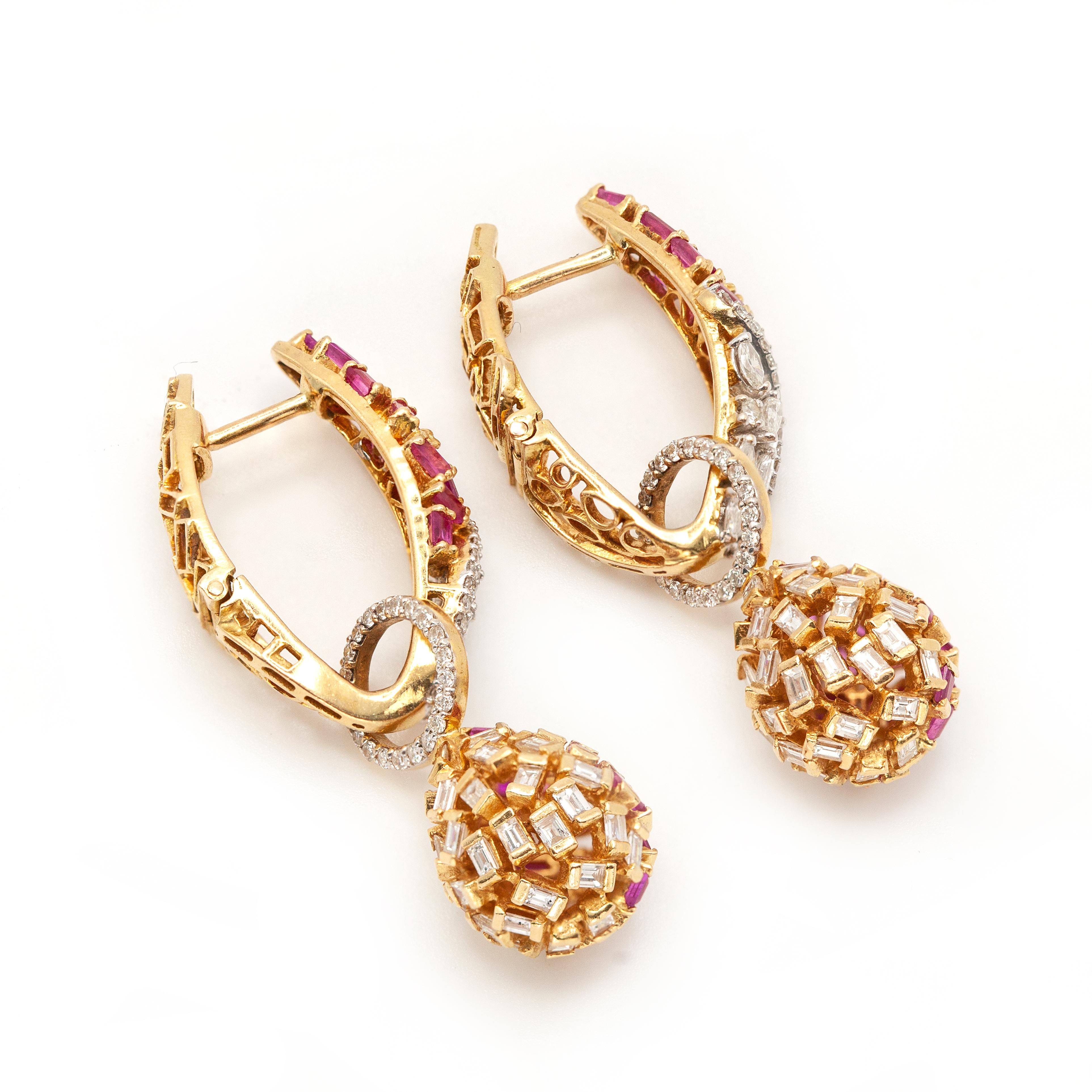 Verwandelbare 18K Gelbgold Rubin- und Diamant-Tropfenohrringe (Baguetteschliff) im Angebot