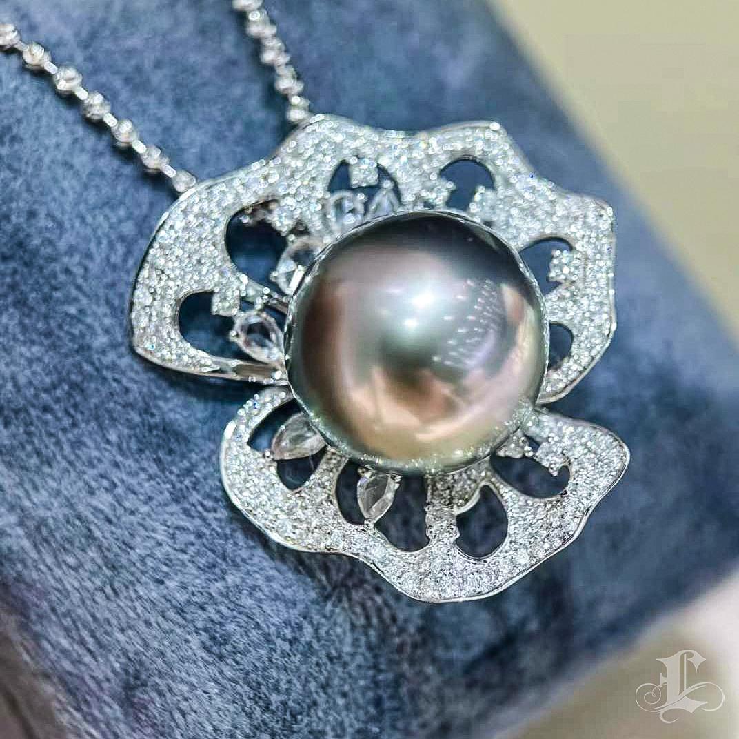 【Sinfonia della vite】 Spilla con ciondolo con perle di Tahiti e diamanti convertibile in pizzo a petali in vendita 6