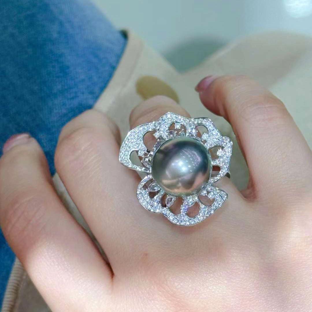 【Sinfonia della vite】 Spilla con ciondolo con perle di Tahiti e diamanti convertibile in pizzo a petali In condizioni Nuovo in vendita a New York, NY