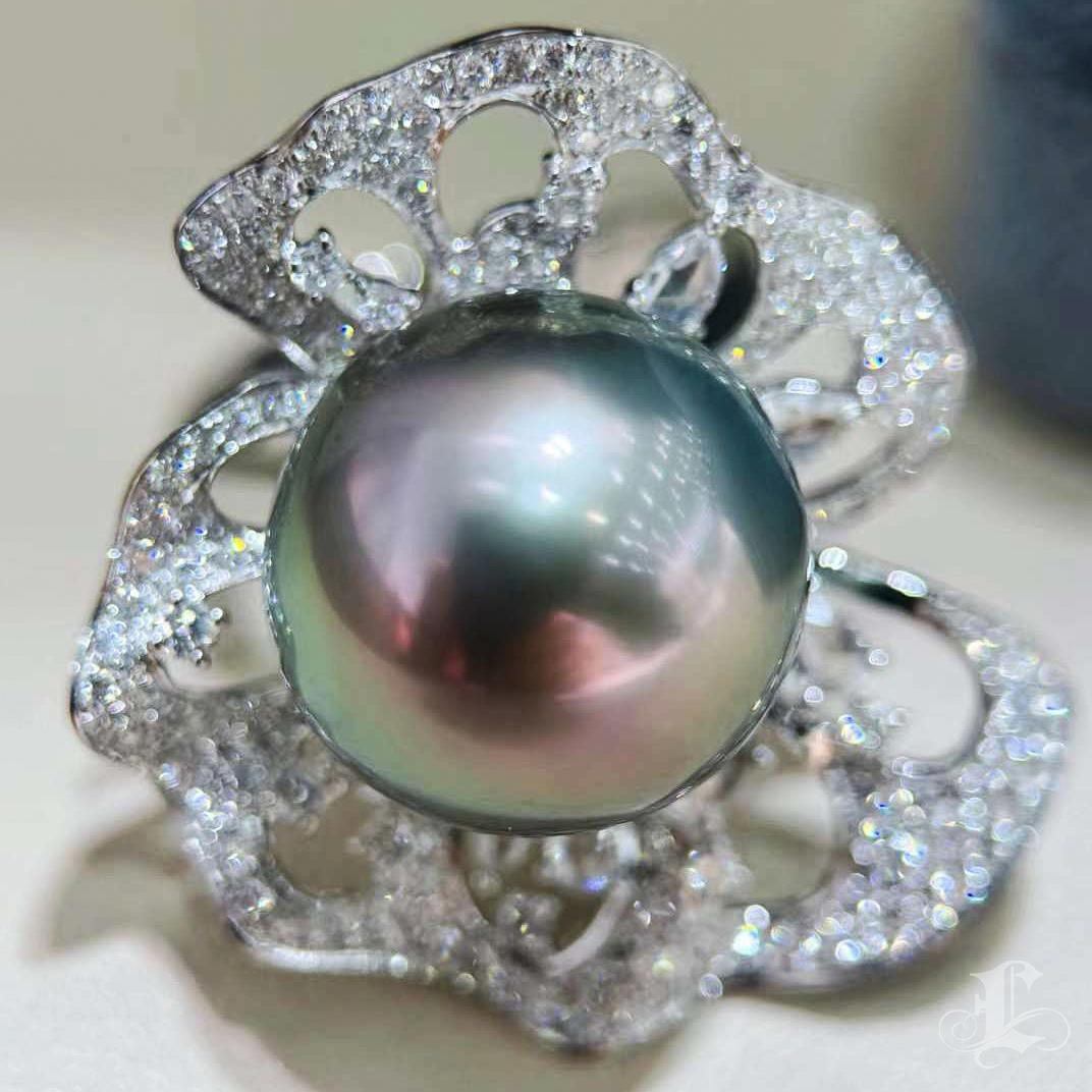 【Sinfonia della vite】 Spilla con ciondolo con perle di Tahiti e diamanti convertibile in pizzo a petali in vendita 1