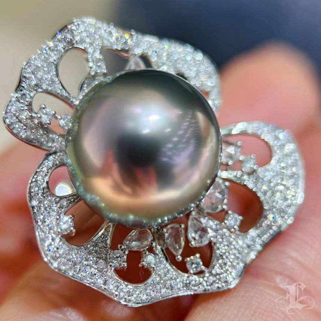【Sinfonia della vite】 Spilla con ciondolo con perle di Tahiti e diamanti convertibile in pizzo a petali in vendita 2