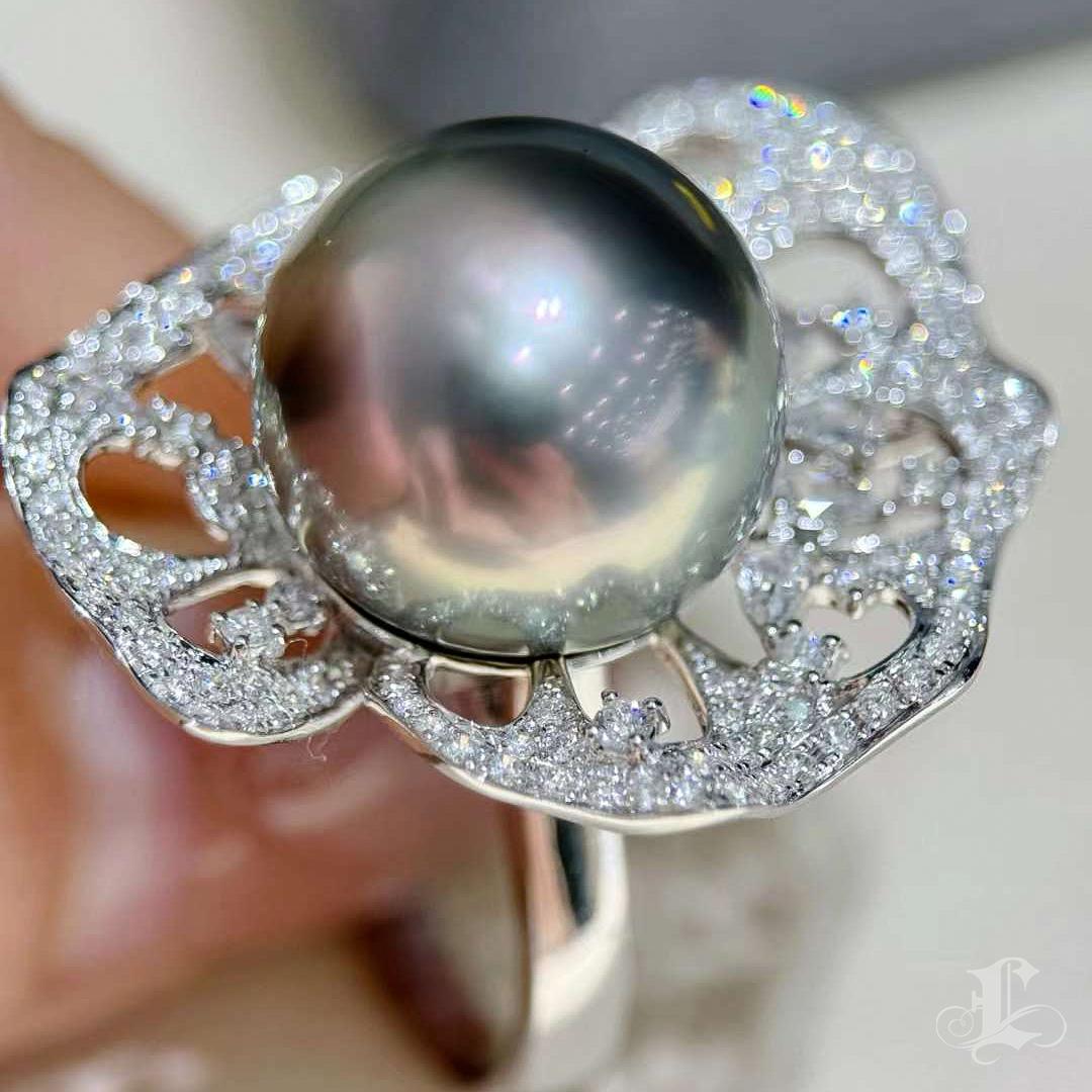 【Sinfonia della vite】 Spilla con ciondolo con perle di Tahiti e diamanti convertibile in pizzo a petali in vendita 3