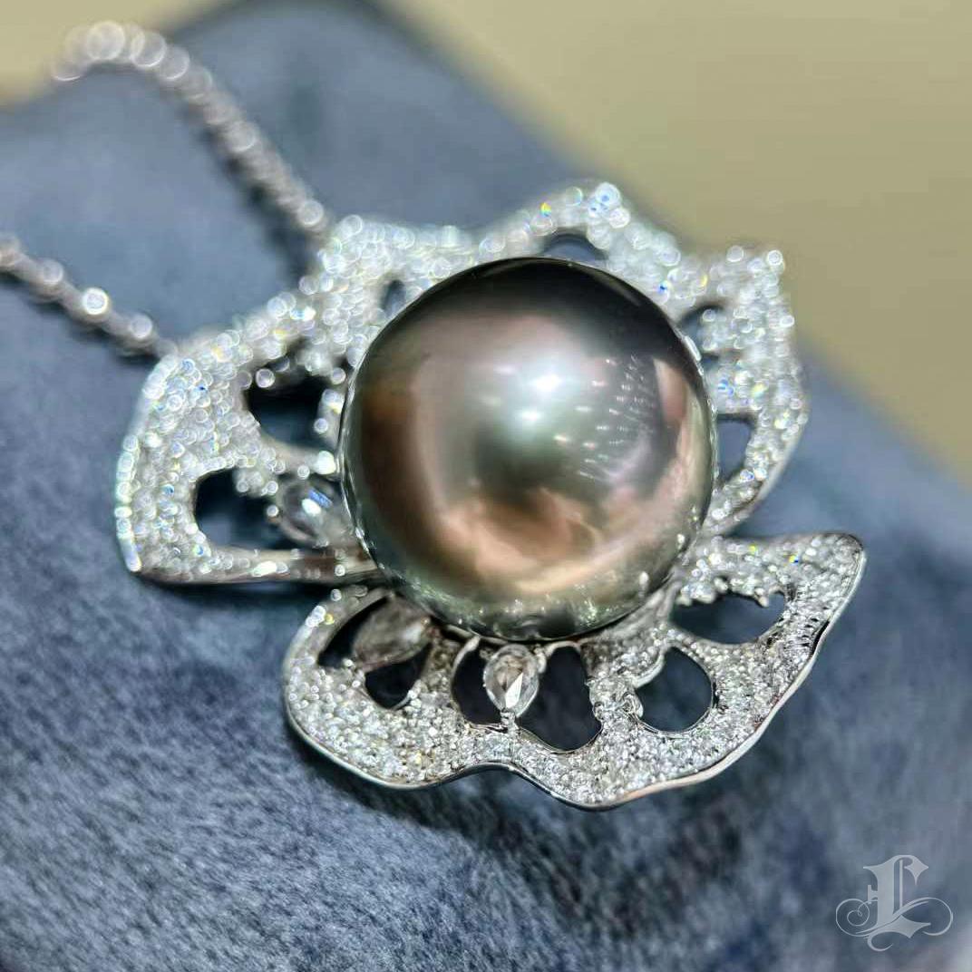 【Sinfonia della vite】 Spilla con ciondolo con perle di Tahiti e diamanti convertibile in pizzo a petali in vendita 5
