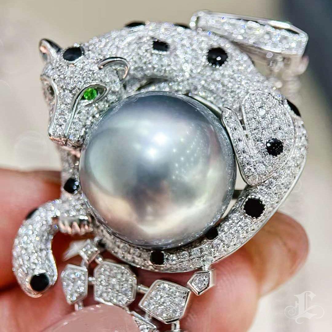 【Crown Radiance】Panther Convertible Tahitian Pearl & Diamond Brooch Pendentif Neuf - En vente à New York, NY