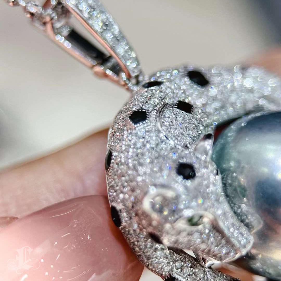 【Crown Radiance】Panther Convertible Tahitian Pearl & Diamond Brooch Pendentif Pour femmes en vente