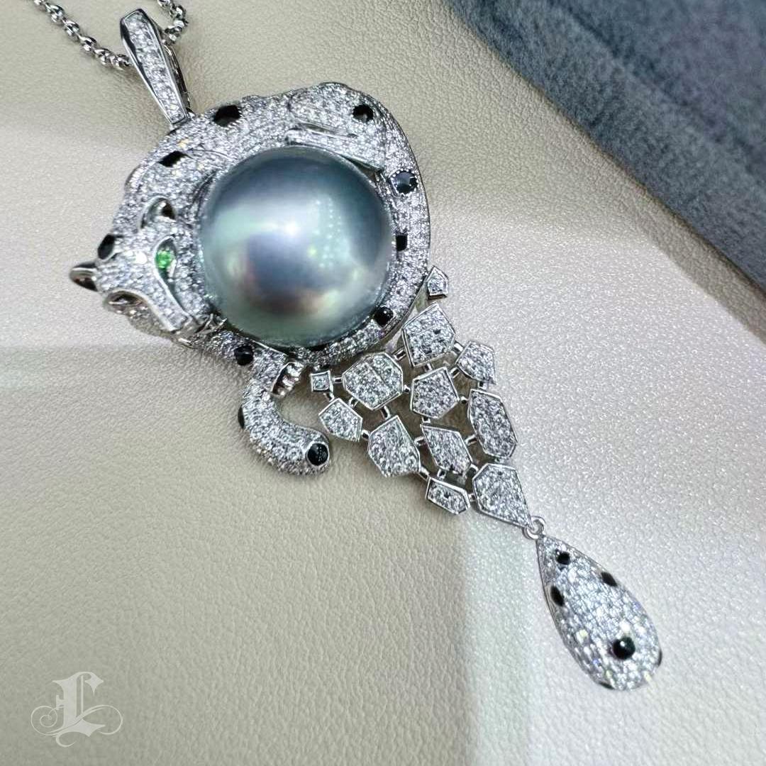 【Crown Radiance】Panther Convertible Tahitian Pearl & Diamond Brooch Pendentif en vente 1