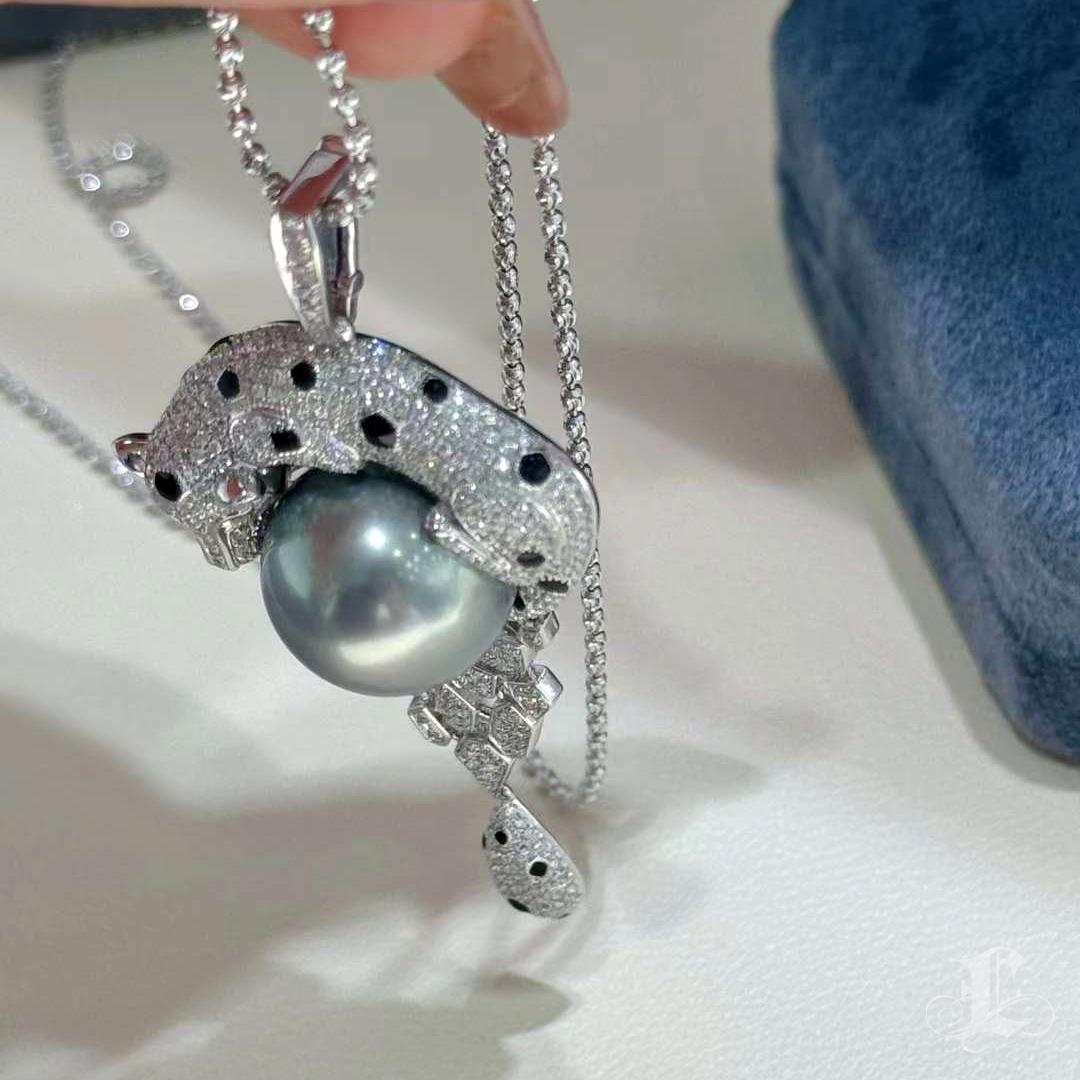 【Crown Radiance】Panther Convertible Tahitian Pearl & Diamond Brooch Pendentif en vente 2