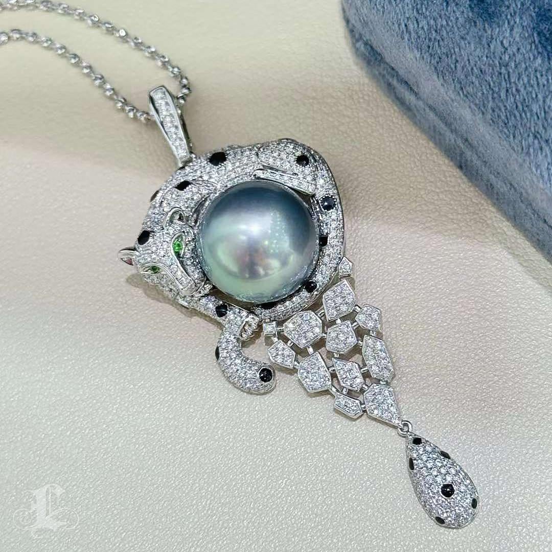 【Crown Radiance】Panther Convertible Tahitian Pearl & Diamond Brooch Pendentif en vente 3