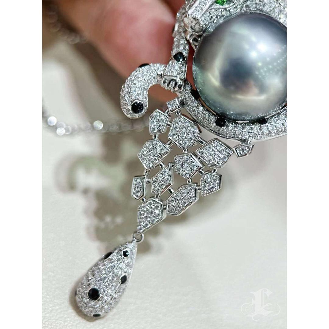 【Crown Radiance】Panther Convertible Tahitian Pearl & Diamond Brooch Pendentif en vente 4