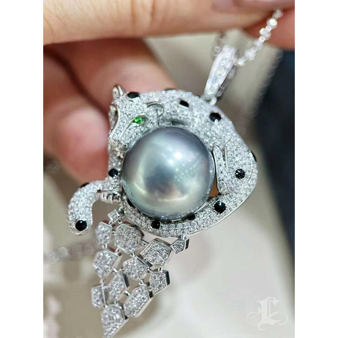 【Crown Radiance】Panther Convertible Tahitian Pearl & Diamond Brooch Pendentif en vente 5
