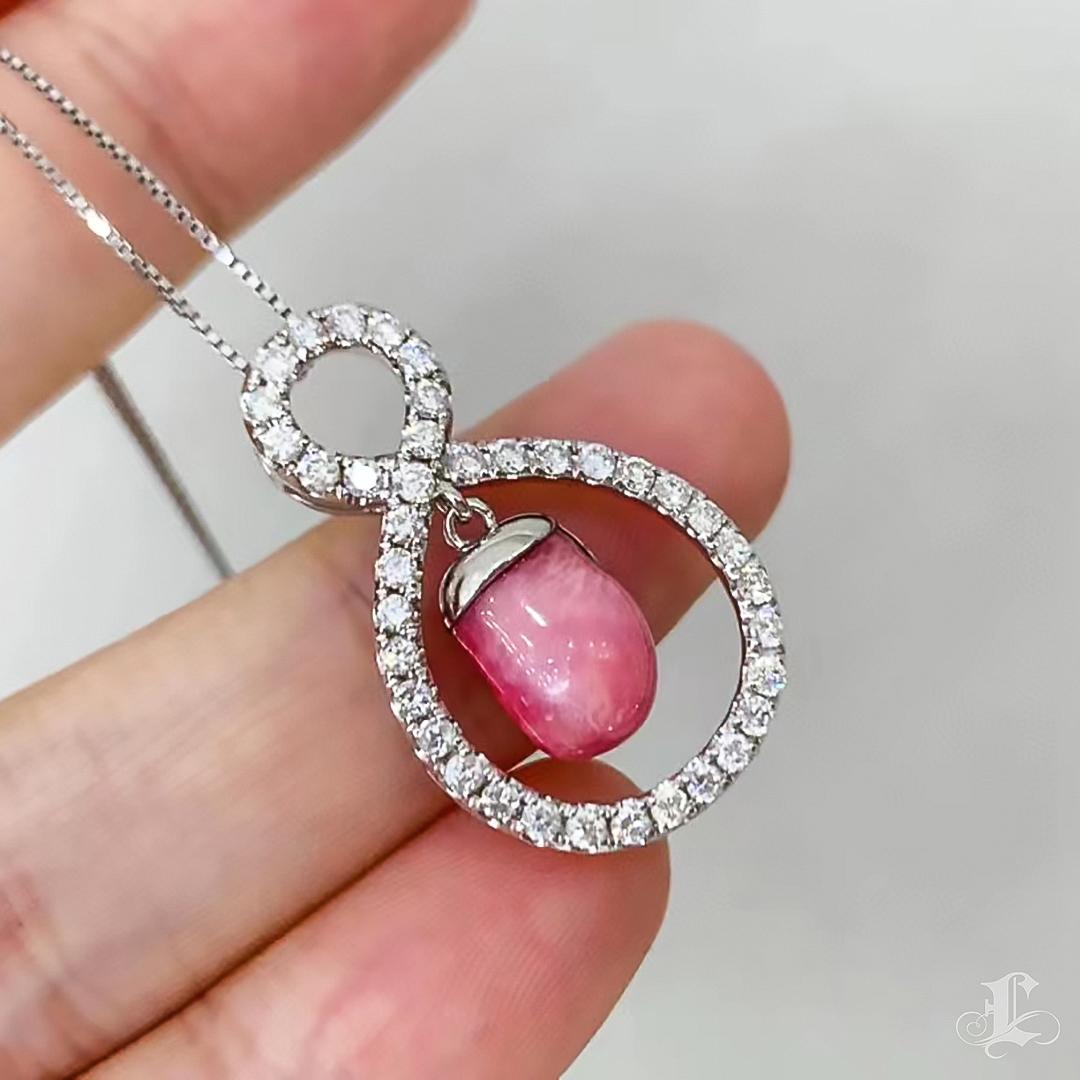 【Conchéa】Elysian Loop Convertible Conch Anhänger & Akoya Halskette - 3.3ct im Zustand „Neu“ im Angebot in New York, NY