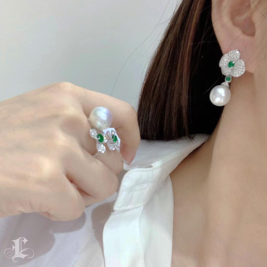 【Vine Symphony】Pendientes convertibles de perlas del mar del sur en flor de esmeralda en venta 4