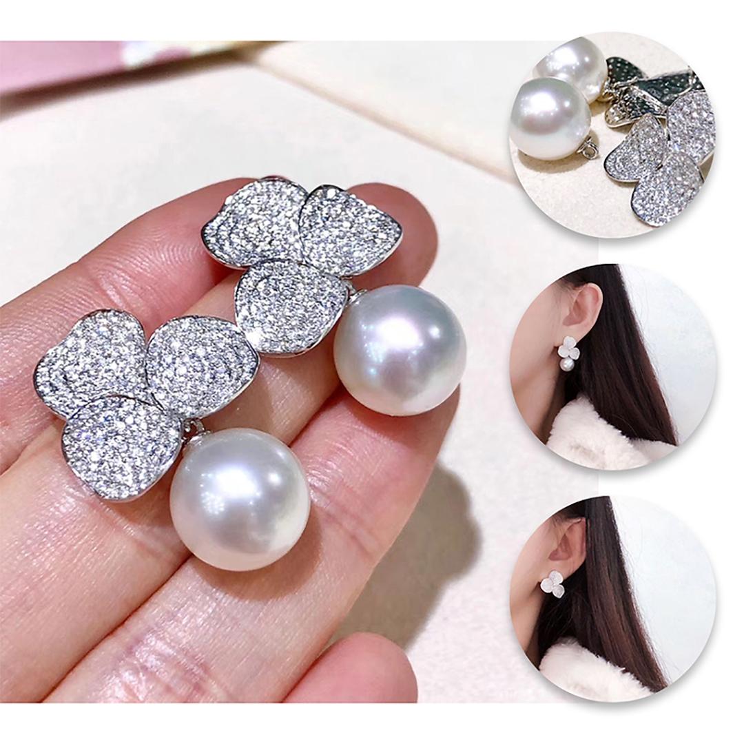 Estos exquisitos pendientes presentan luminosas perlas del Mar del Sur de 12-13 mm combinadas con un diseño de trébol bellamente simbólico. El trébol, incrustado con 1,5 quilates de deslumbrantes diamantes blancos, representa la buena fortuna y la
