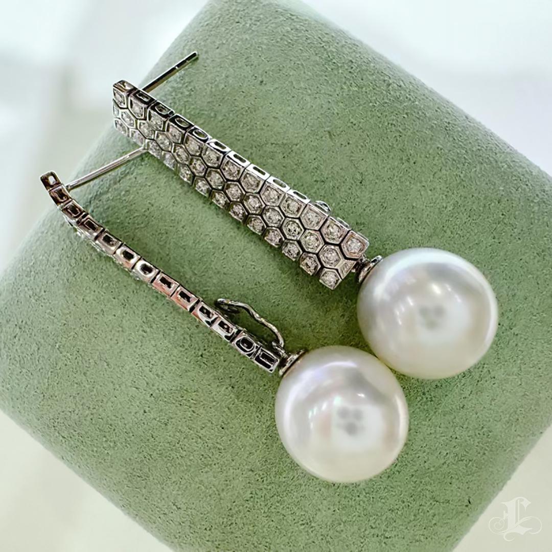【Lustre Arc】Convertible Hex-Diamant Südseeperle Tag-zu-Abend-Ohrringe im Angebot 1
