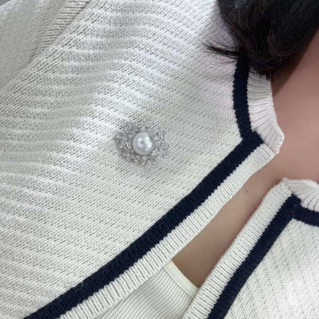 【Vine Symphony】Petals Convertible South Sea Pearl & Diamond Pendant Brooch For Sale 8
