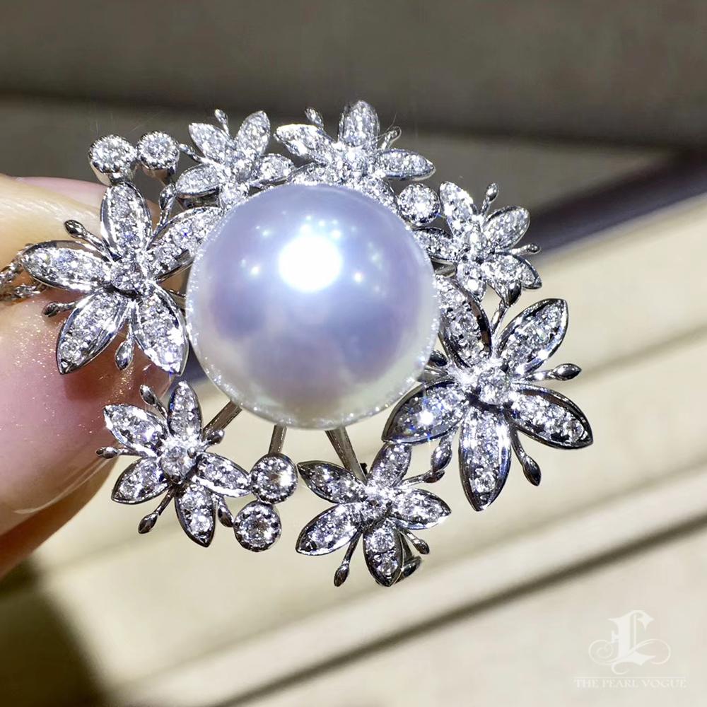 【Vine Symphony】Petals Convertible South Sea Pearl & Diamond Pendant Brooch In New Condition For Sale In New York, NY