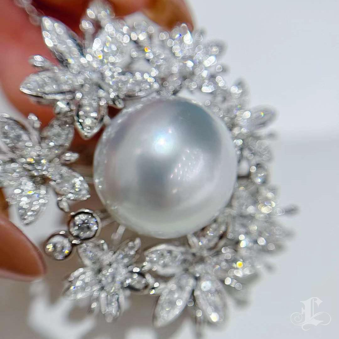 【Vine Symphony】Petals Convertible South Sea Pearl & Diamond Pendant Brooch For Sale 1