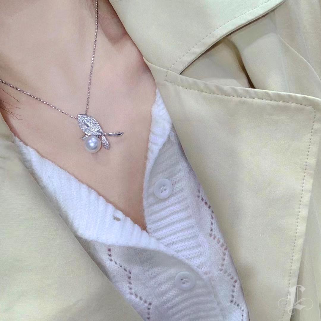 【Vine Symphony】Convertible Lilyleaf South Sea Pearl Diamond Brooch Pendentif en vente 6