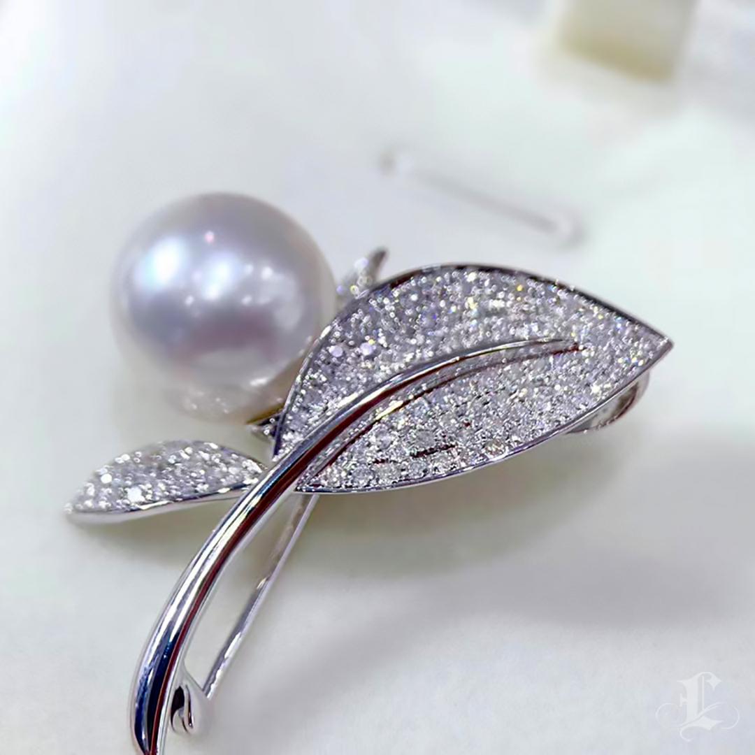 【Vine Symphony】Convertible Lilyleaf South Sea Pearl Diamond Brooch Pendentif Pour femmes en vente