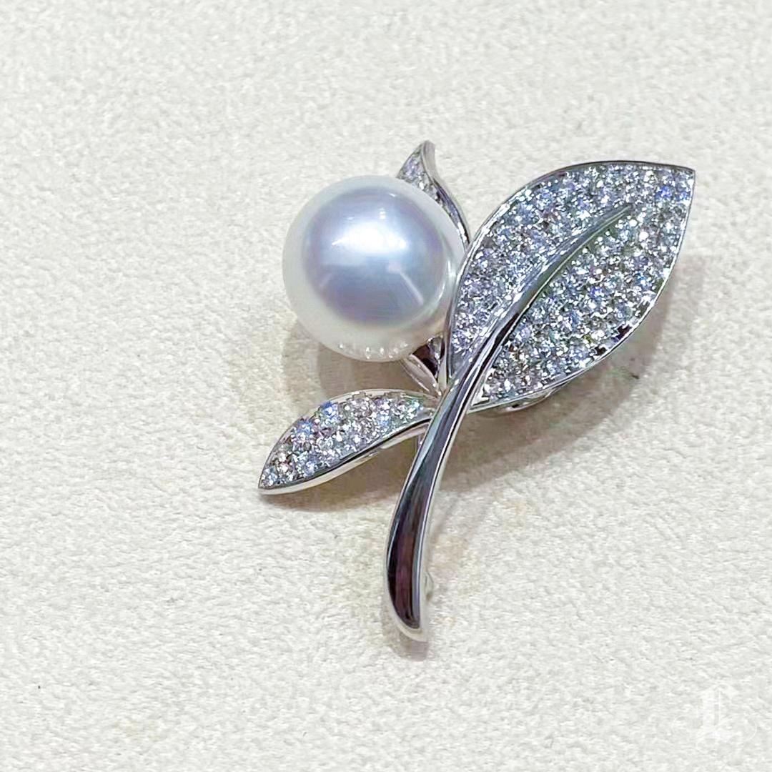 【Vine Symphony】Convertible Lilyleaf South Sea Pearl Diamond Brooch Pendentif en vente 1