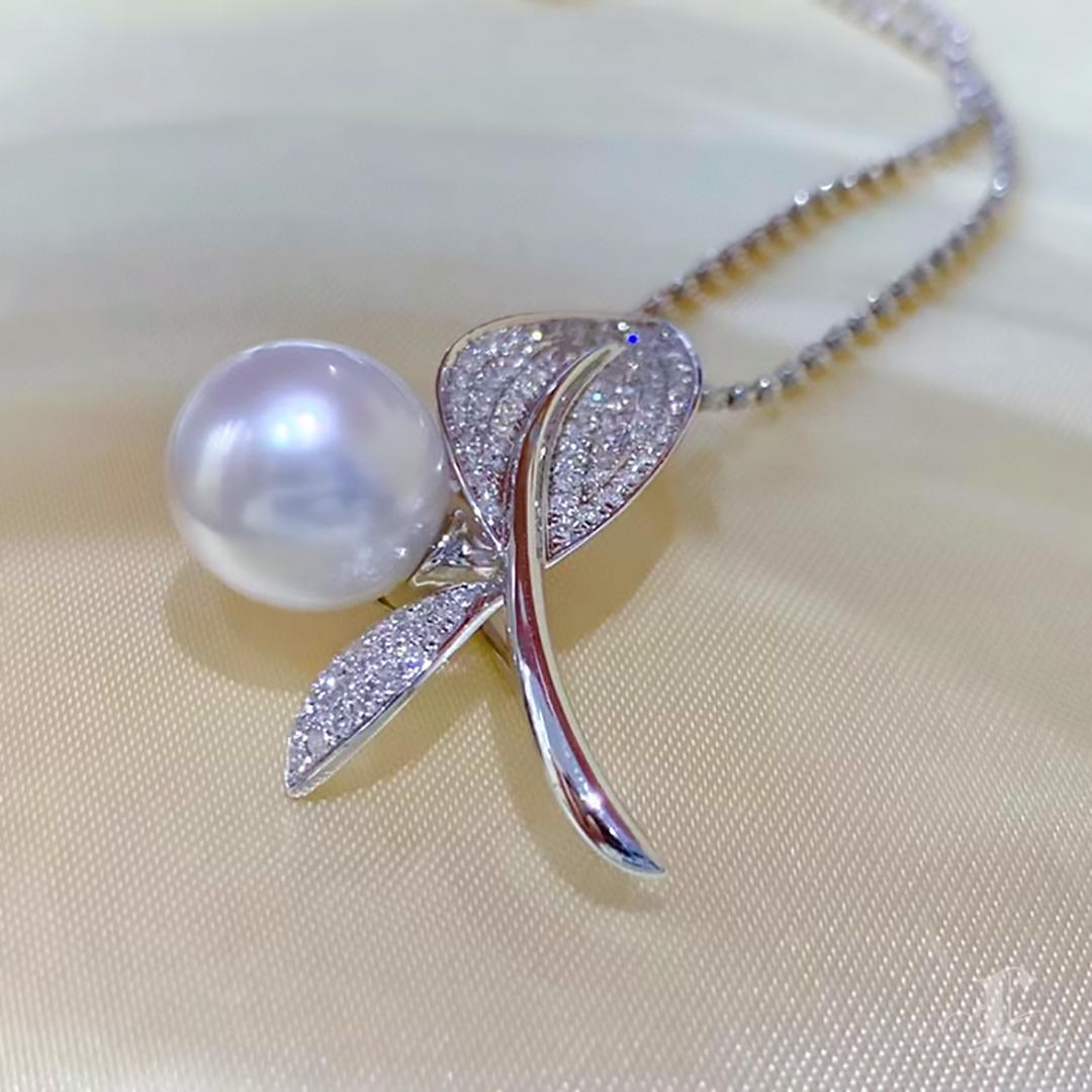 【Vine Symphony】Convertible Lilyleaf South Sea Pearl Diamond Brooch Pendentif en vente 4