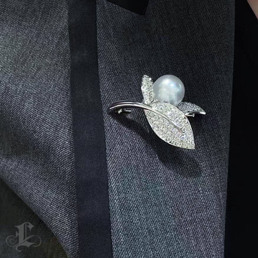 【Vine Symphony】Convertible Lilyleaf South Sea Pearl Diamond Brooch Pendentif en vente 5