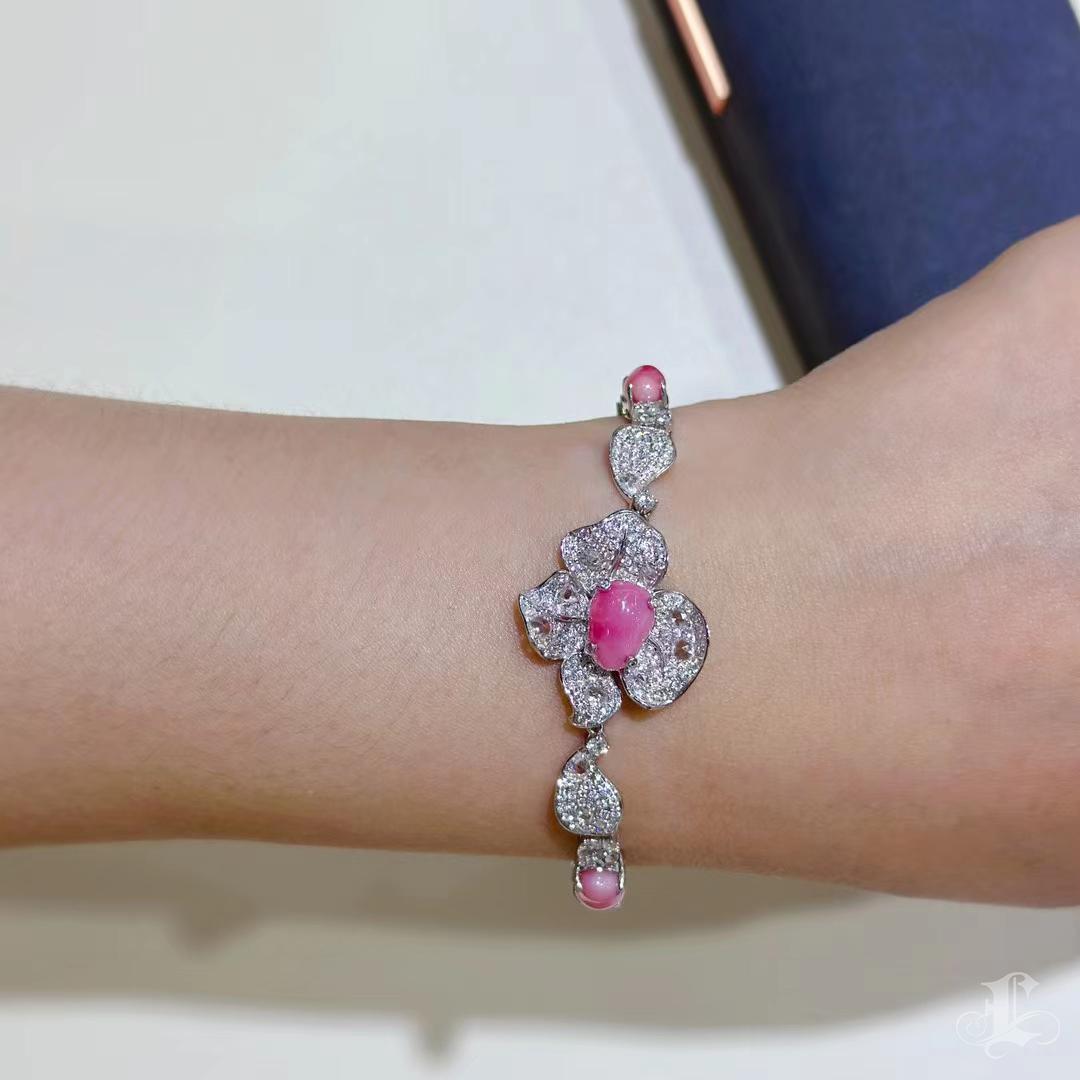A refined expression of elegance and rarity, the Conchéa — Regal Flame Conch Pearl & Diamond Bracelet is a masterfully crafted jewel that balances delicate proportions with commanding beauty.
At its heart lies a rare Flamingo Pink natural conch