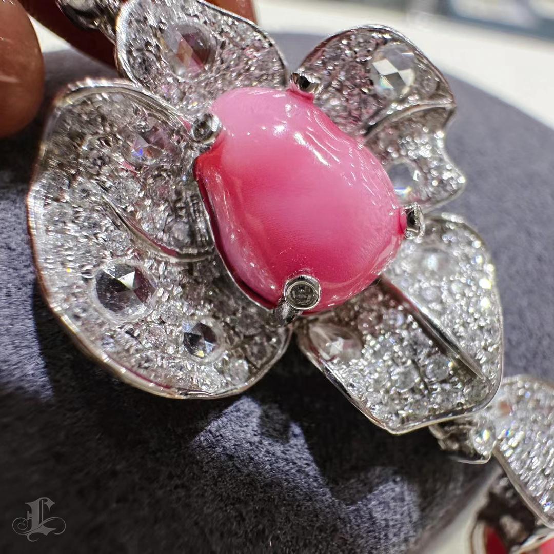 【Conchéa】Regal Flame Conch Pearl & Diamond Bracelet — 8.28ct In New Condition For Sale In New York, NY