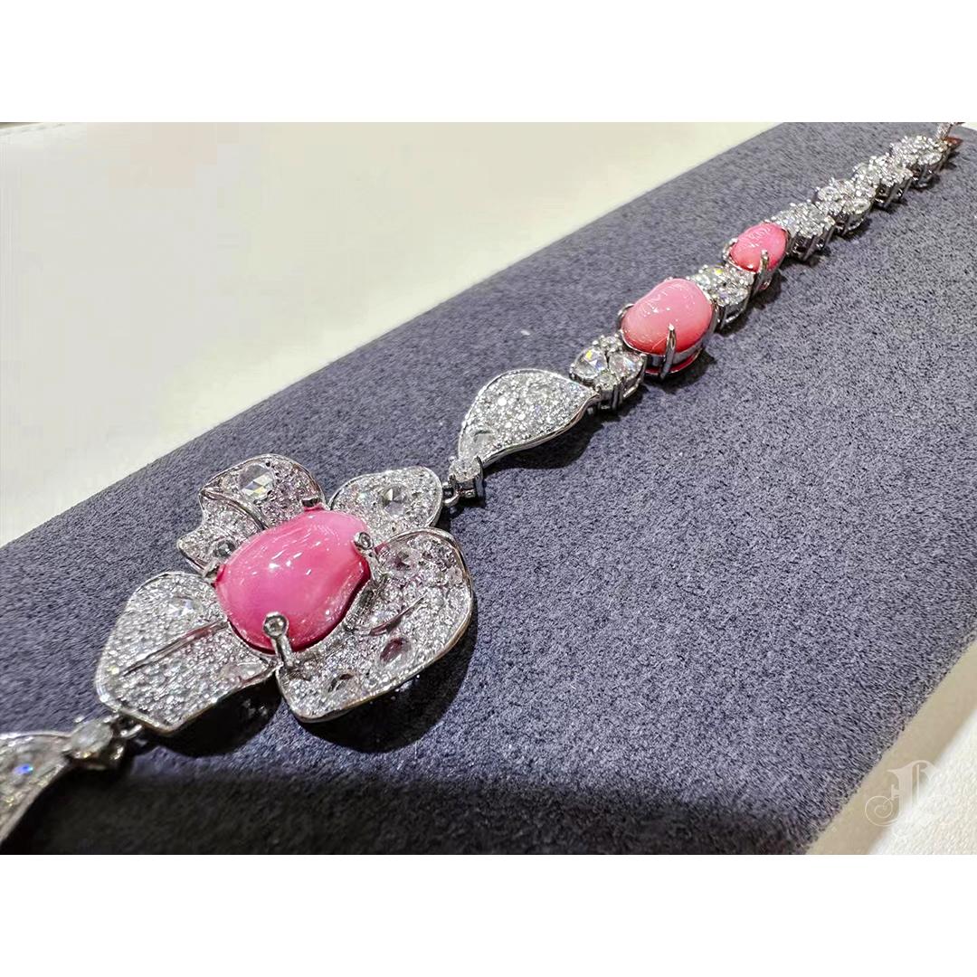 【Conchéa】Regal Flame Conch Pearl & Diamond Bracelet — 8.28ct For Sale 3