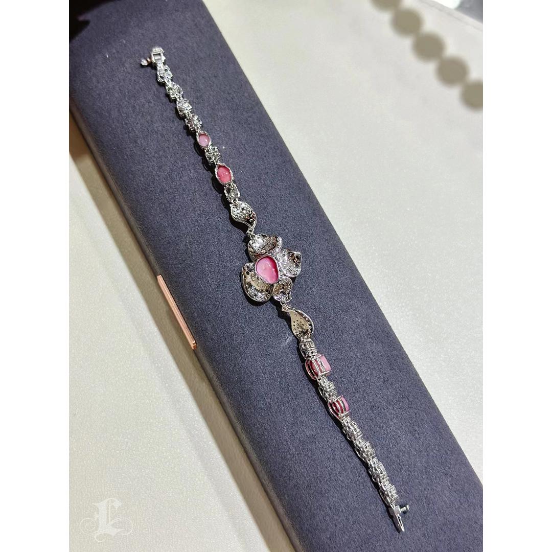 【Conchéa】Regal Flame Conch Pearl & Diamond Bracelet — 8.28ct For Sale 5