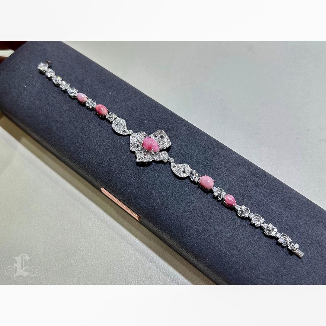 【Conchéa】Regal Flame Conch Pearl & Diamond Bracelet — 8.28ct For Sale 6
