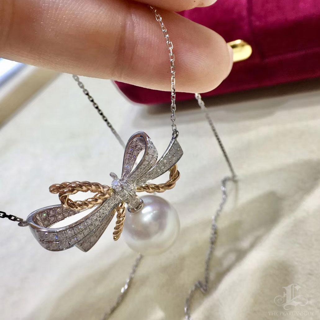 【Lustre Arc】Ribbon Grace South Sea Pearl Convertible Pendant in White & Rose Gol For Sale 1