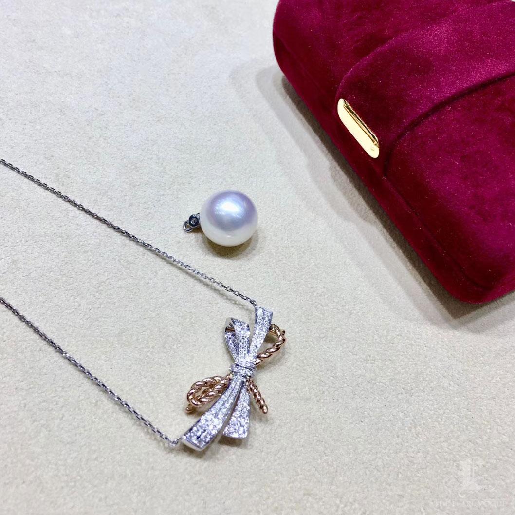 【Lustre Arc】Ribbon Grace South Sea Pearl Convertible Pendant in White & Rose Gol For Sale 2