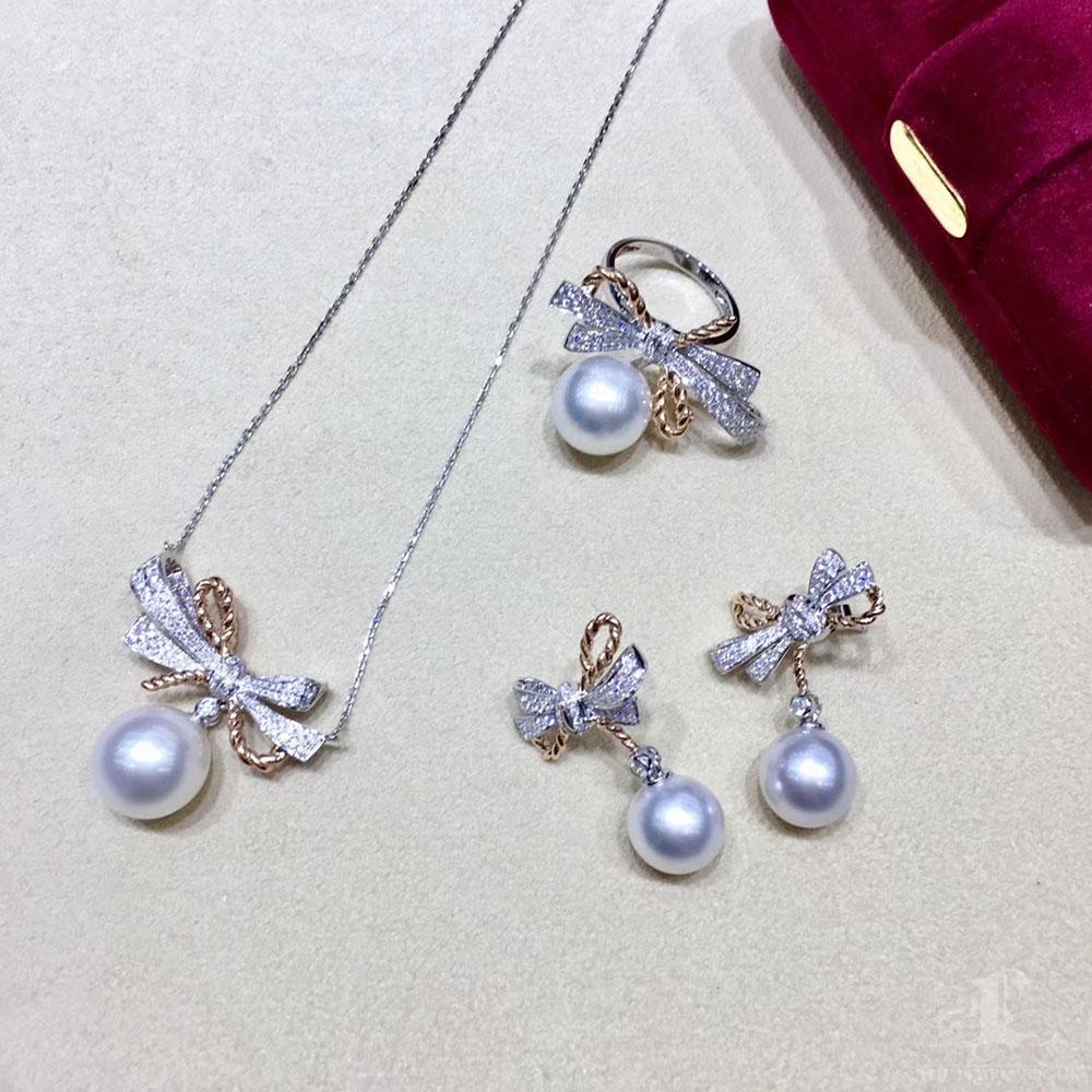 【Lustre Arc】Ribbon Grace South Sea Pearl Convertible Pendant in White & Rose Gol For Sale 3