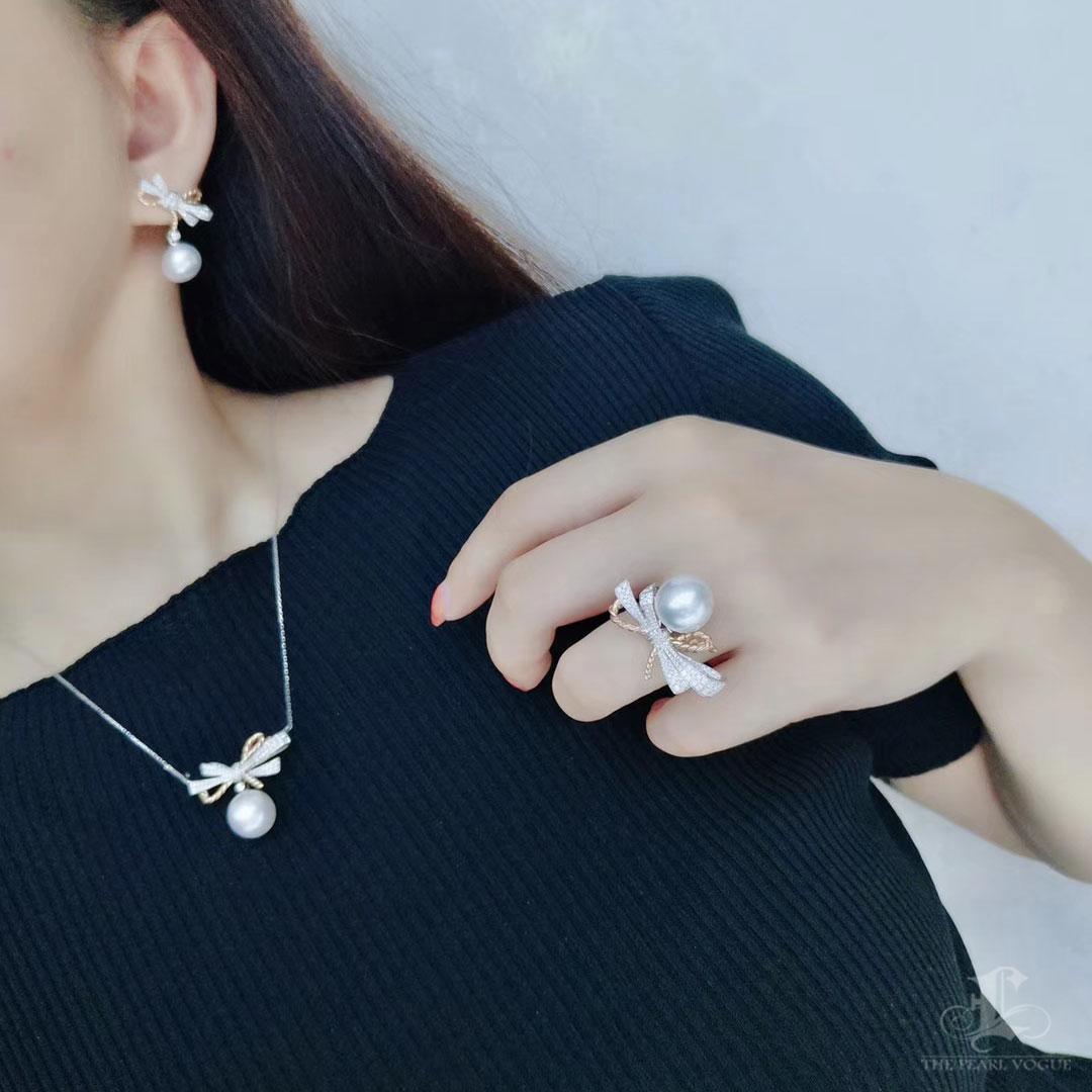 【Lustre Arc】Ribbon Grace South Sea Pearl Convertible Pendant in White & Rose Gol For Sale 5