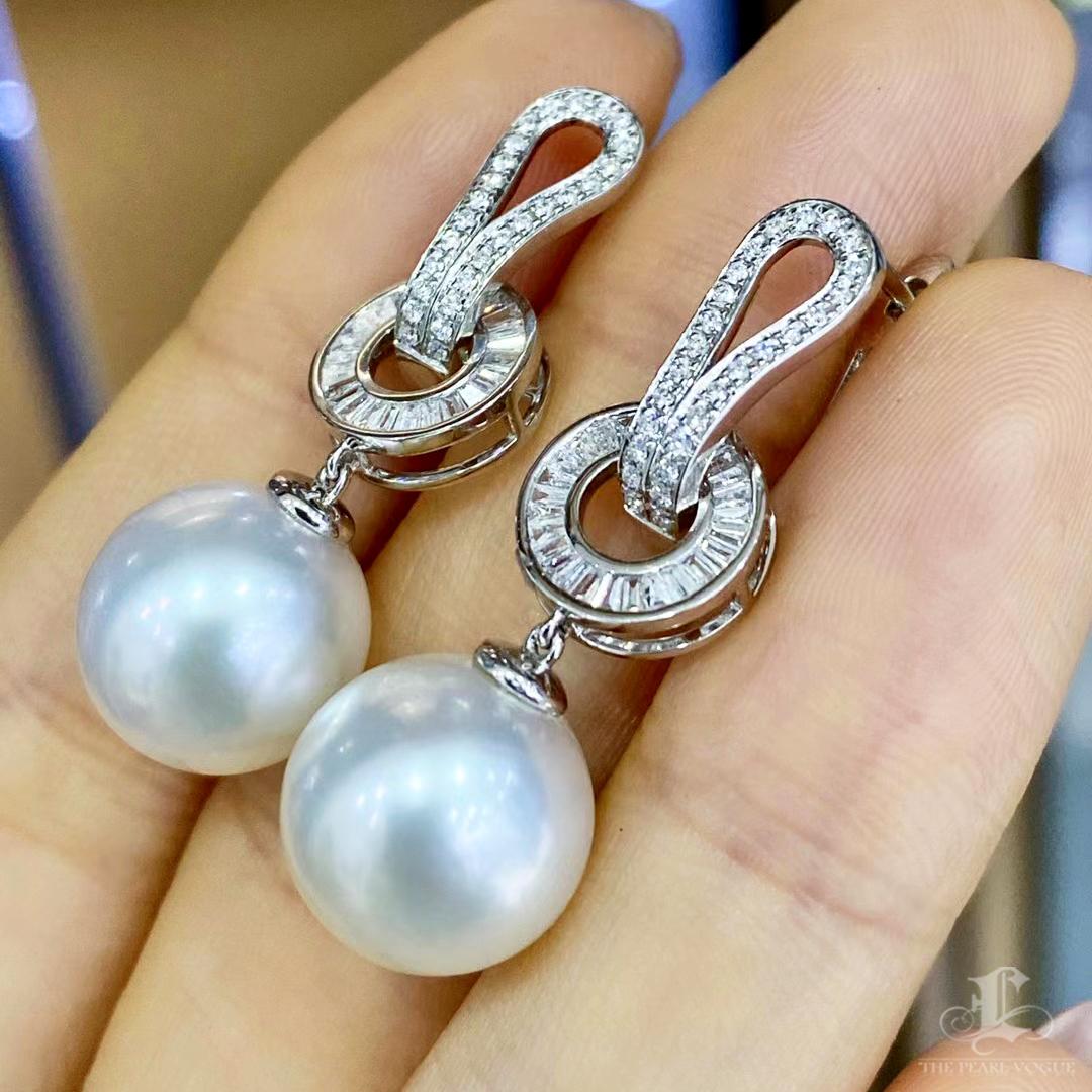 【Pendientes de aro convertibles con perlas del mar del sur 3 en 1 de Esculpida Geometría】Aurora en Nuevo estado para la venta en New York, NY